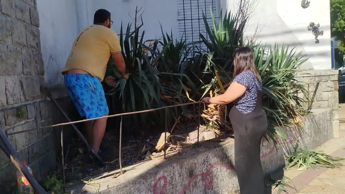 La docente Juárez y su pareja realizaron tareas de jardinería en la ochava de España 2.