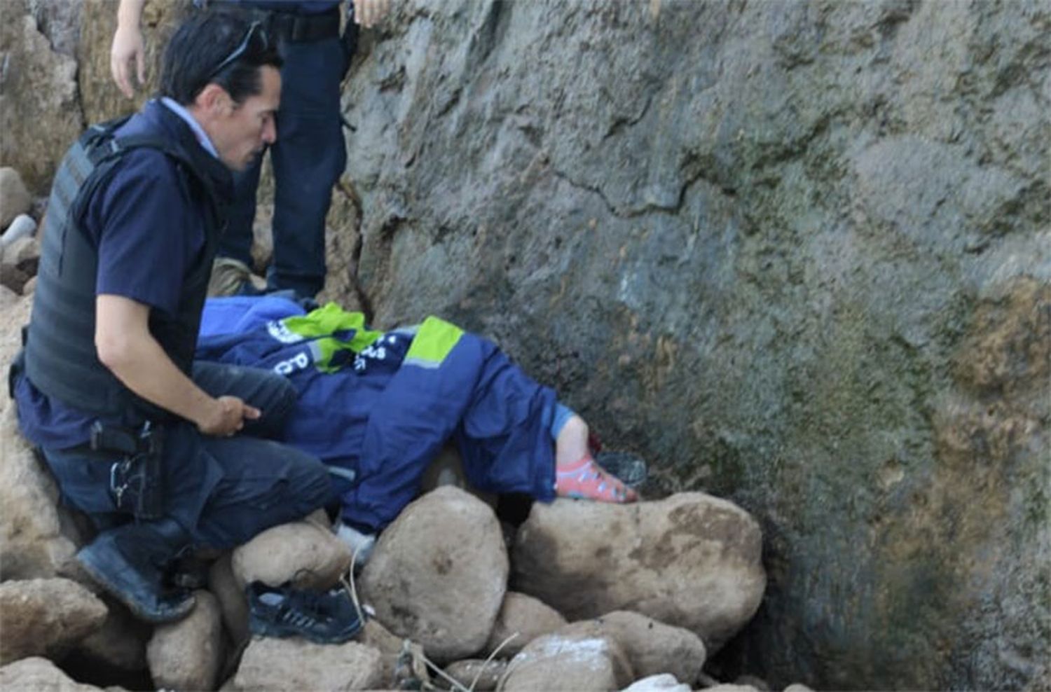 Una pareja se resbaló y cayó a la playa desde un barranco