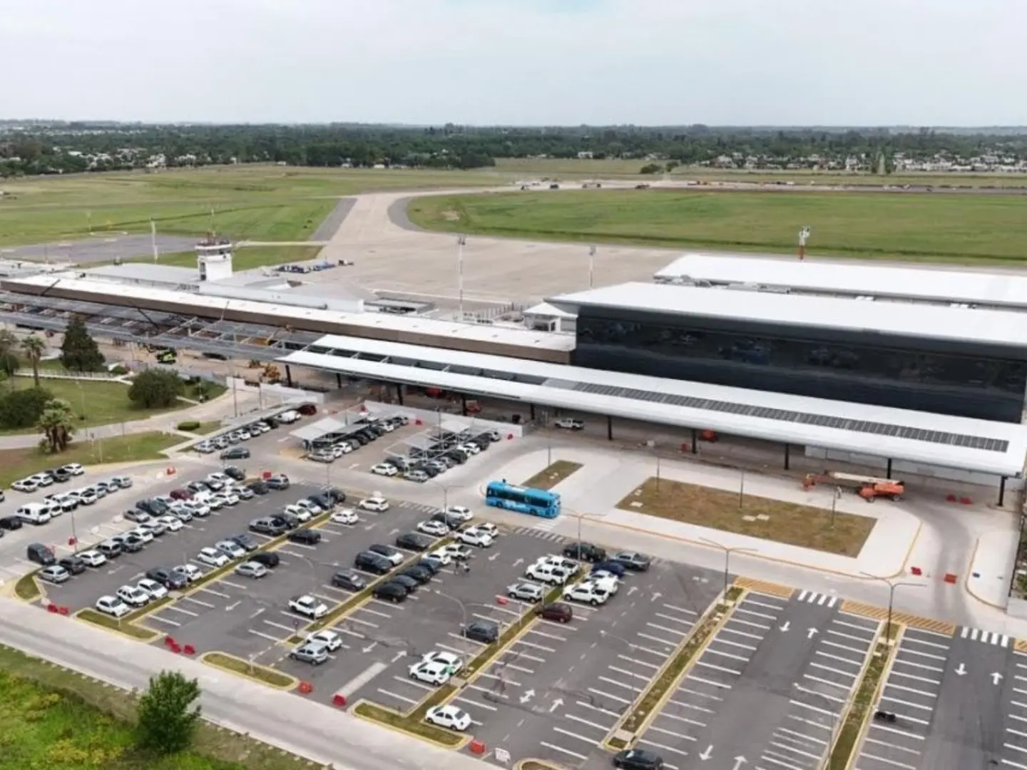 Paros de controladores aéreos afectarán a vuelos y la reapertura del aeropuerto de Rosario