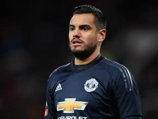 A sus 39 años, Sergio Romero se retira del fútbol profesional y seguirá su carrera como entrenador. Foto:Olé