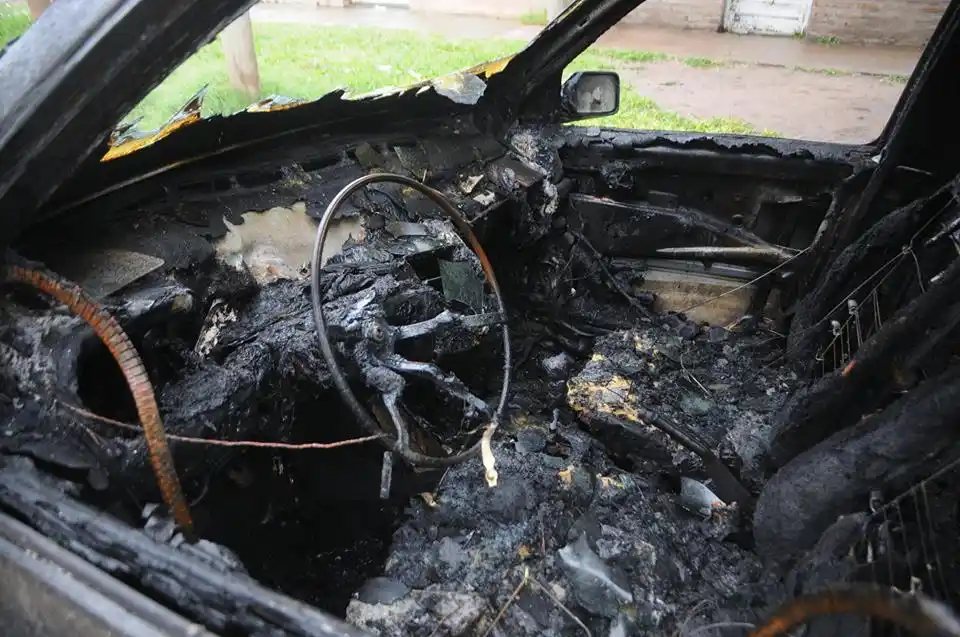 Incendiaron dos autos en la ciudad