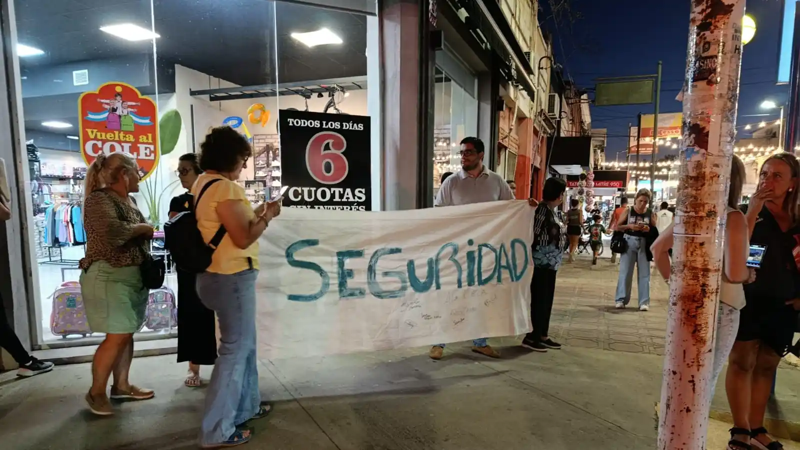 Marcha contra la inseguridad para entregar un petitorio al intendente