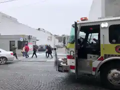 Principio de incendio de un auto en un estacionamiento céntrico