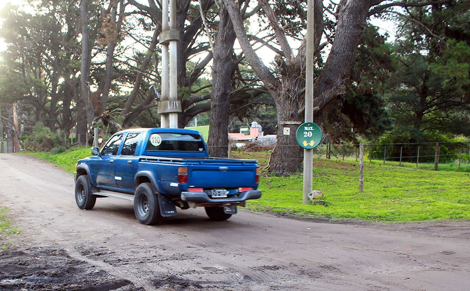 Vecinos construyen un refugio en la parada del transporte