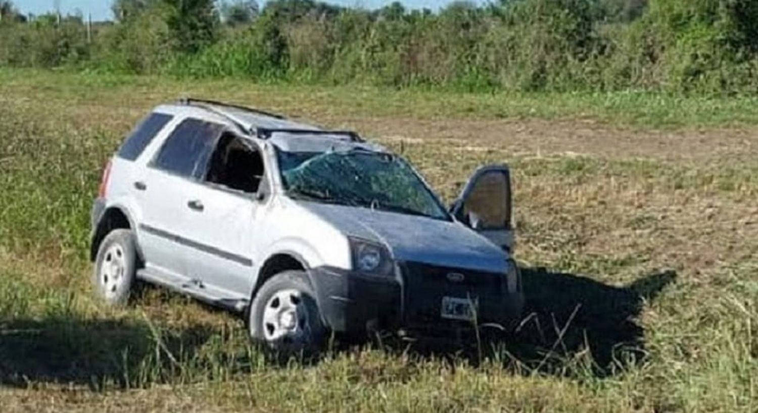 Hospitalizaron a un hombre luego de haber volcado con su camioneta en un camino rural