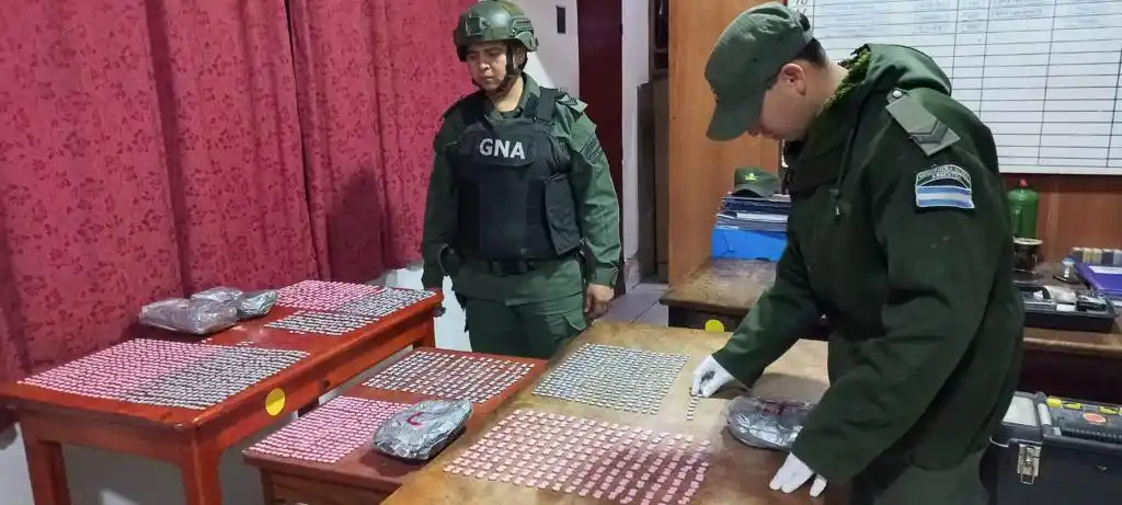 Clorinda: abandonaron una caja de zapatillas con 2.518 pastillas de éxtasis