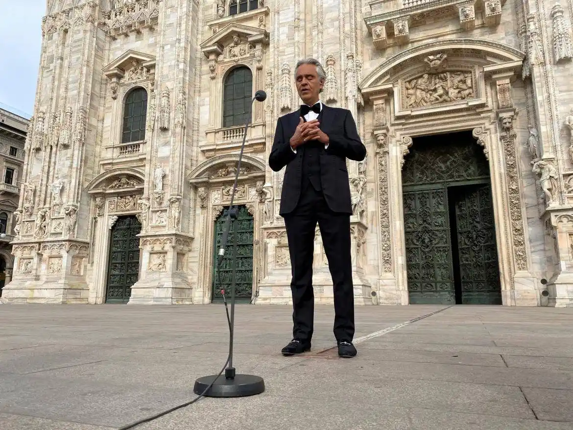  Andrea Bocelli emocionó a todos con su música en la Catedral de Milán