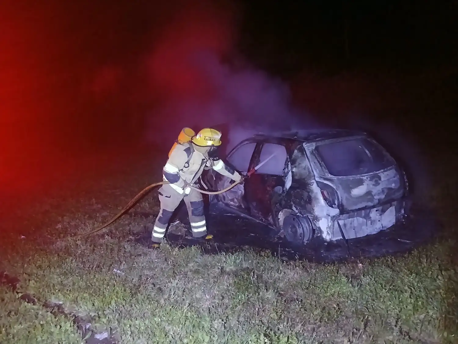 Un automóvil se incendió por completo en la Ruta 12, cerca de Ceibas
