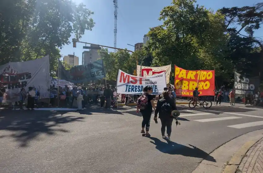 Acuerdo con el FMI: organizaciones de izquierda se manifiestan en pleno centro de Mar del Plata
