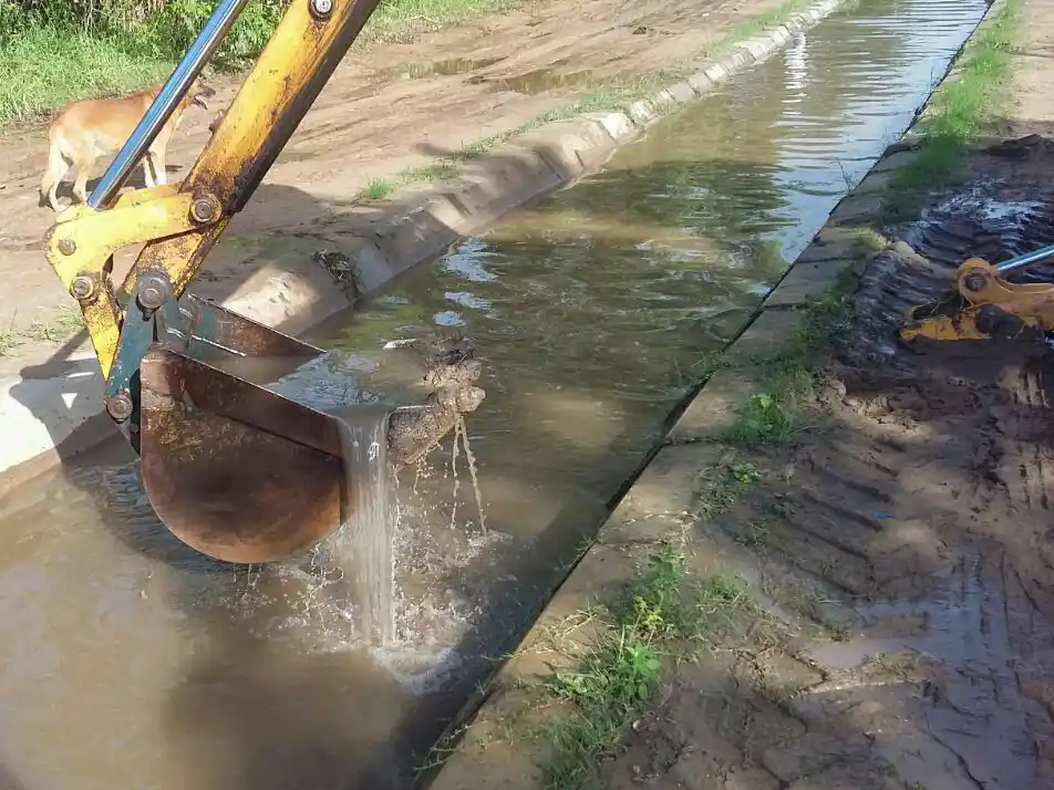 El Municipio intensifica los trabajos de desobstrucción y bombeo en Colastiné Norte