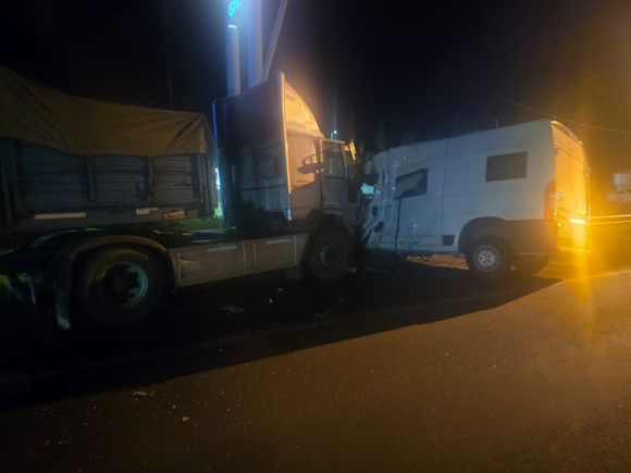 La Ruta 5 suma otro accidente: choque entre camión y utilitario dejó heridos y el tránsito interrumpido