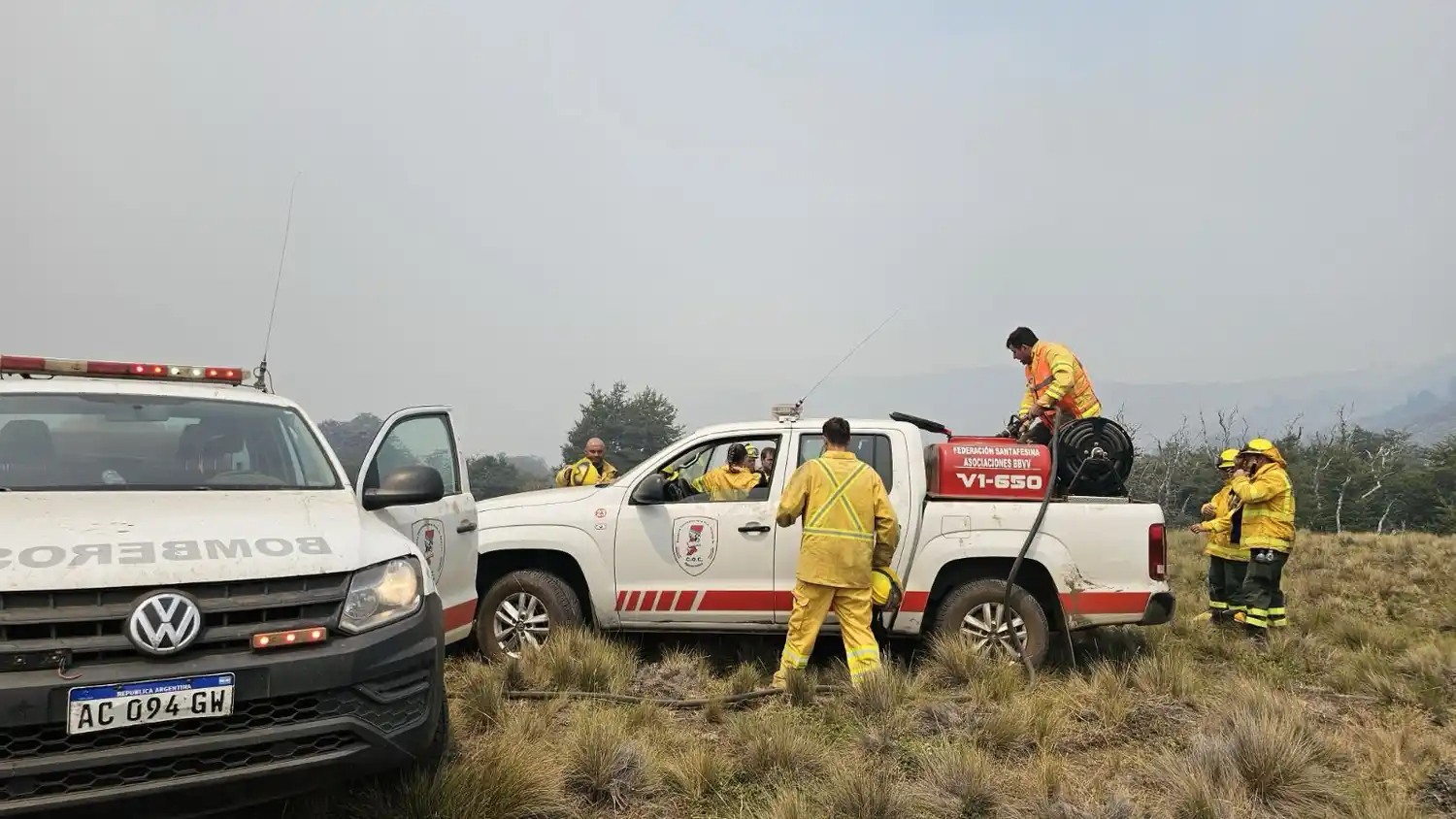 Intenso trabajo de brigadistas santafesinos en el combate de incendios en la Patagonia