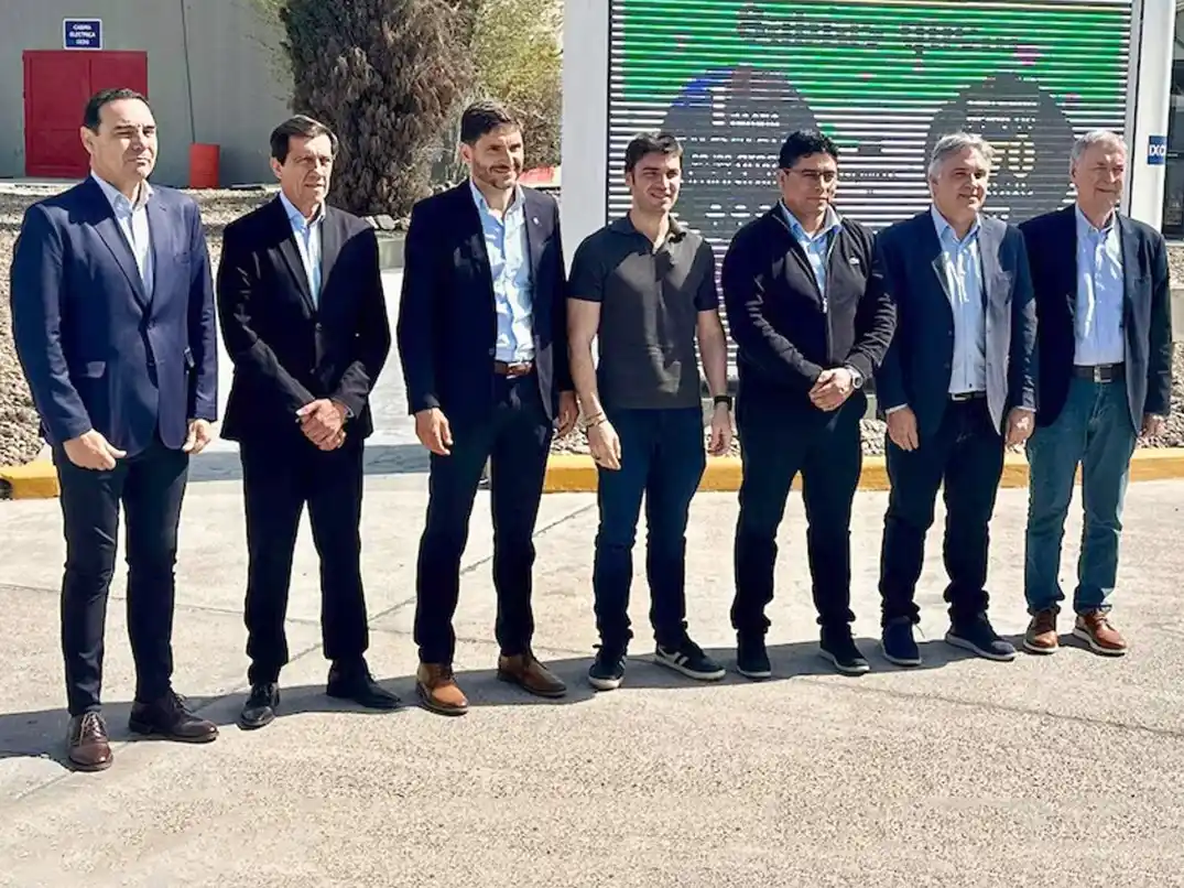 Provincias Unidas. Los gobernadores Gustavo Valdés (Corrientes), Carlos Sadir (Jujuy), Maximiliano Pullaro (Santa Fe), Ignacio Torres (Chubut), Claudio Vidal (Santa Cruz) y Martín Llaryora (Córdoba), junto a Juan Schiaretti