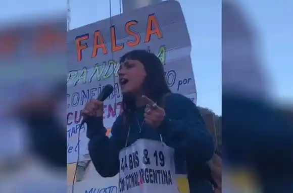 «Investiguen quién es Bill Gates»: el video viral de una joven anticuarentena