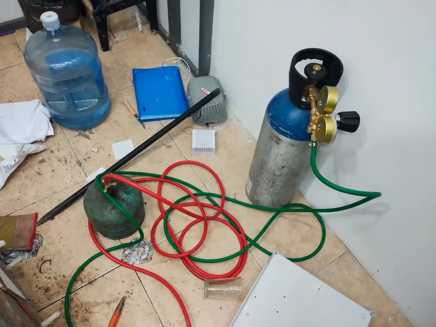 Boqueteros intentaron robar una caja fuerte de un local del KM 50