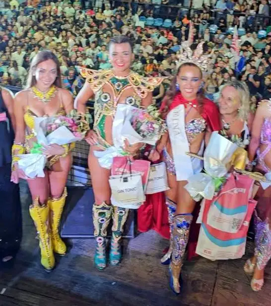 Momento de la coronación de la reina junto a la Sra. Intendenta-