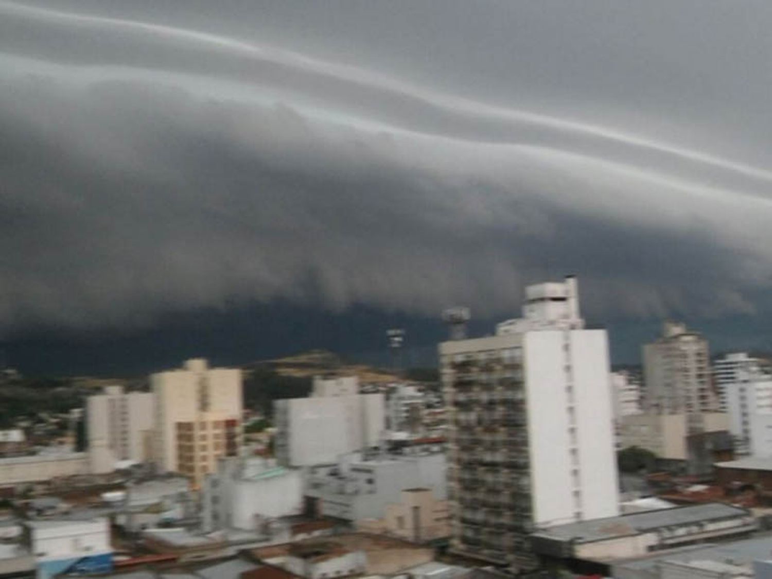 La lluvia se mantendrá durante toda la jornada y rige un alerta por el resto de la mañana