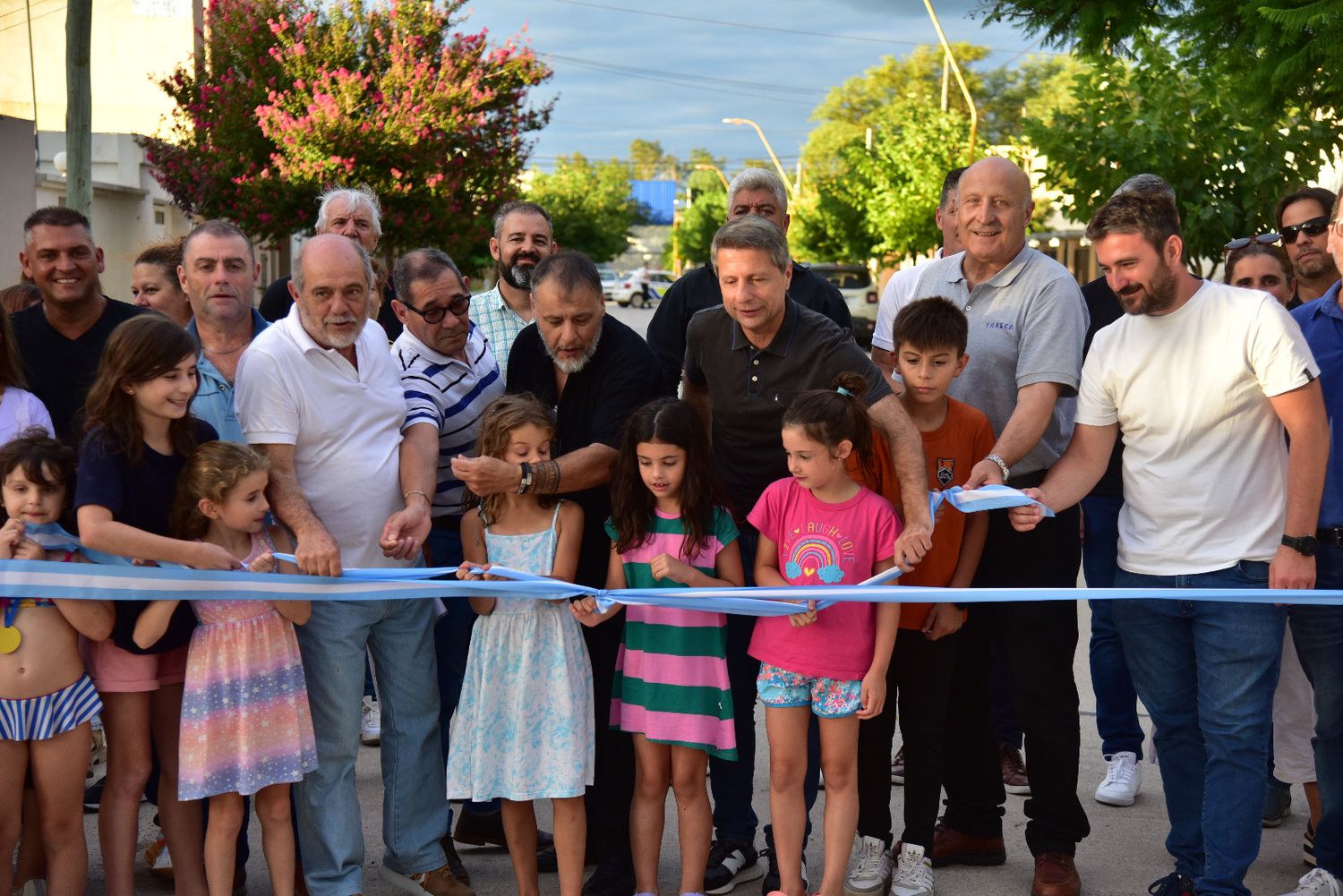 El intendente junto a funcionarios y vecinos inauguró la obra de pavamiento en este sector de la ciudad