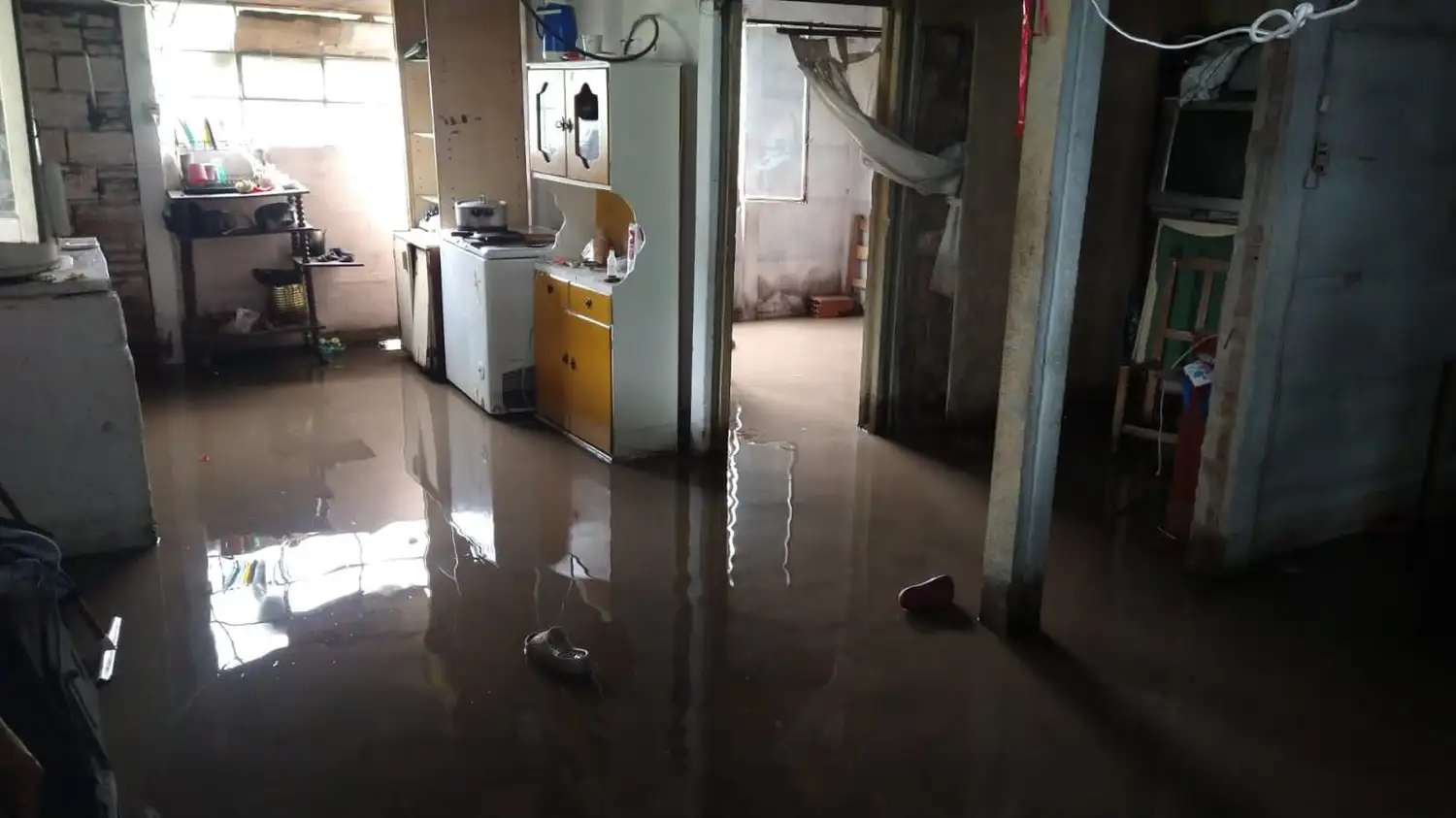 Un lunes que comenzó con el piso cubierto de agua con barro.