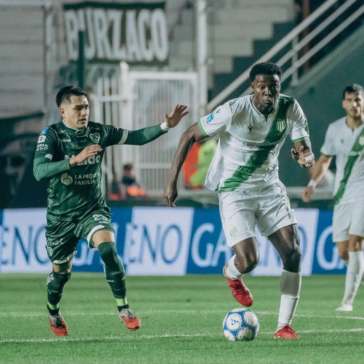 Banfield lo ganaba tranquilo, pero sufrió sobre el final