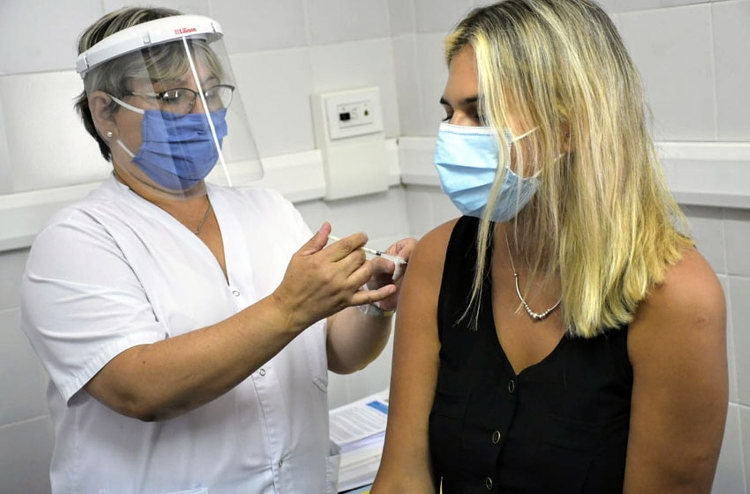 Controlan al personal de salud vacunado en Rosario para evaluar la respuesta a la Sputnik V