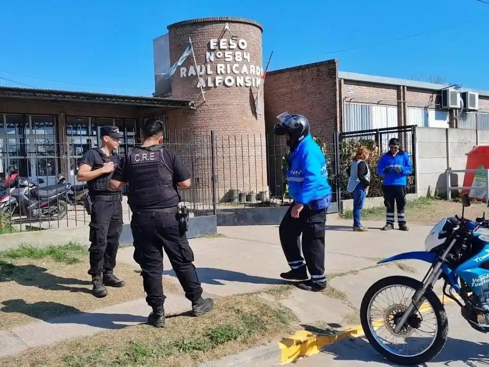 Personal policial y del área de Control Urbano trabajaron en la Escuela Raúl Ricardo Alfonsín. Foto: Radio Jota.