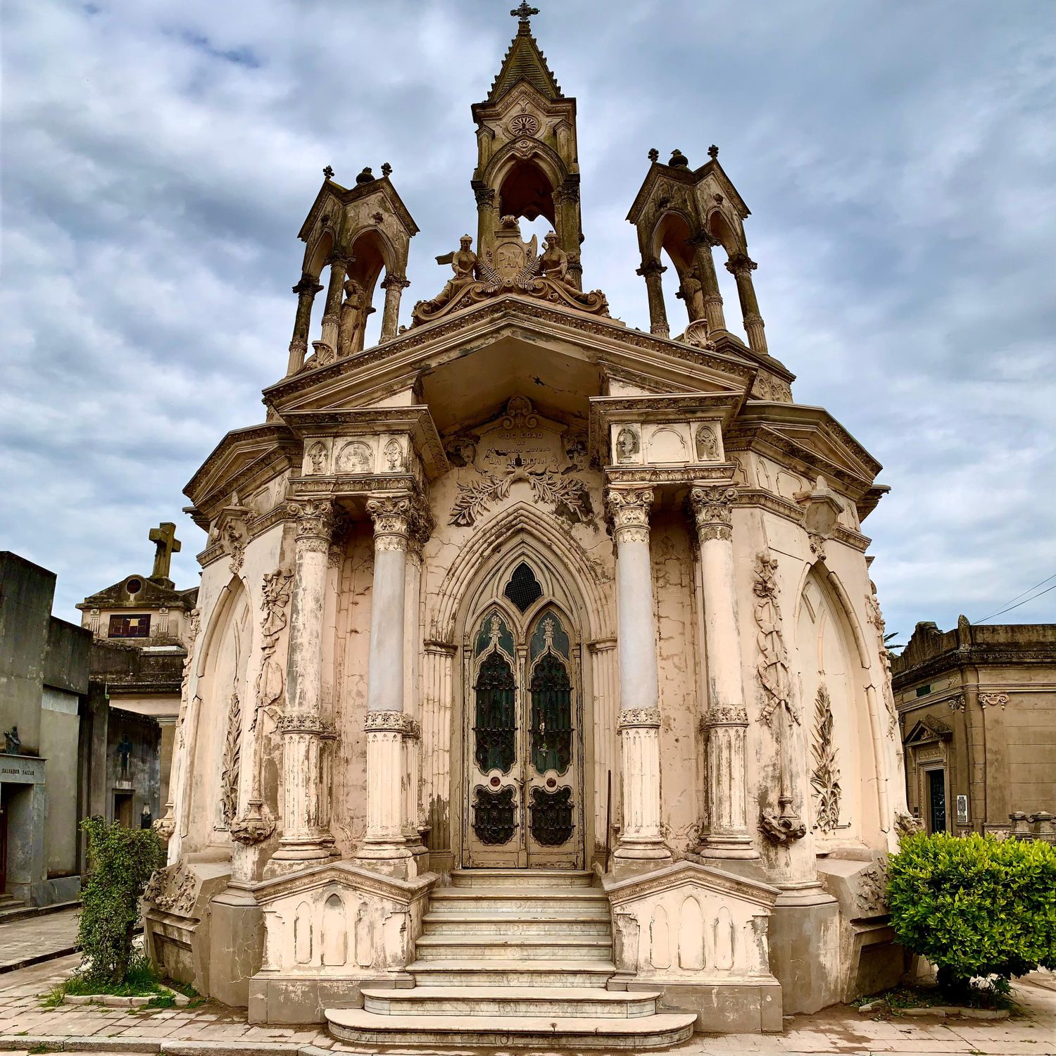Cementerio municipal: obras de restauración edilicia y construcción de nichos en marcha