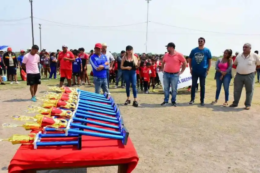 Petu Argañaraz entregó trofeos del Torneo de Verano de El Decanito