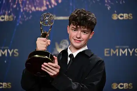 La serie "Adolescencia" arrasó en los Premios Emmy 2025.