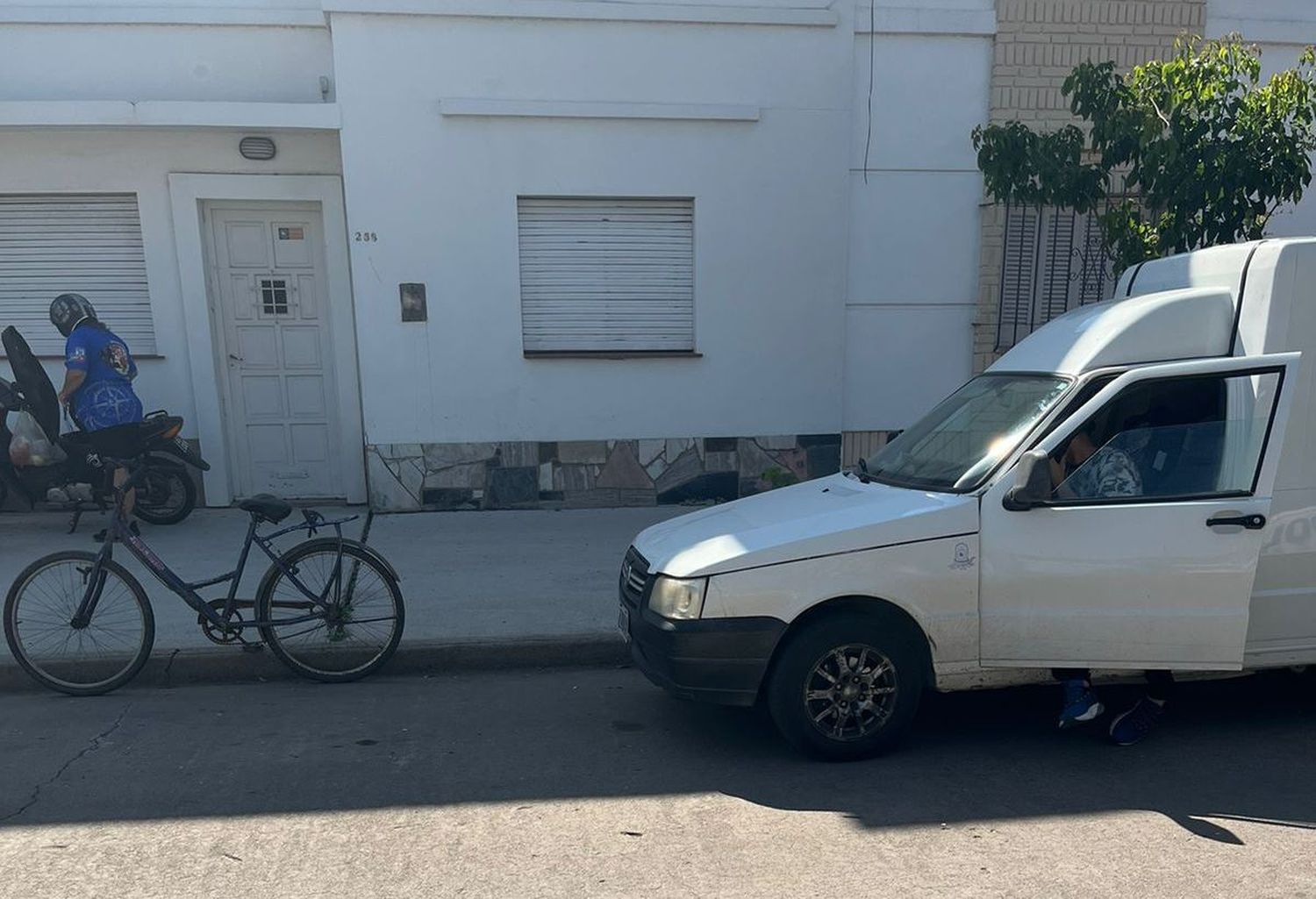 La camioneta y la bici involucradas en el accidente.