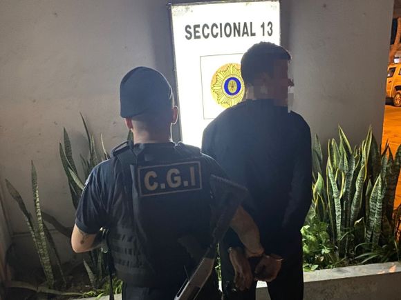 Armado, huyó de la policía y se ocultó en una escuela, pero lo descubrieron