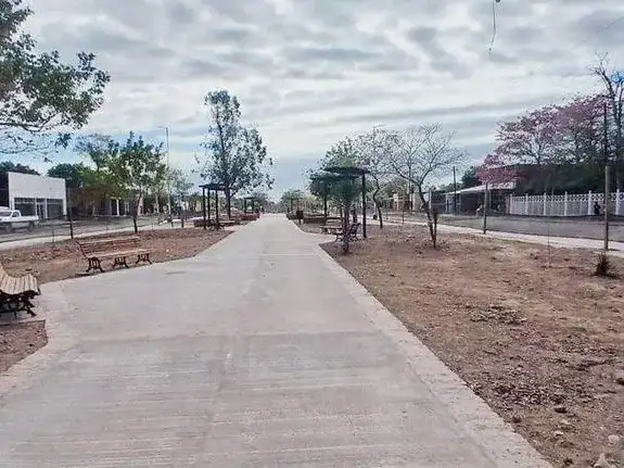 Ingeniero Juárez: Comenzó la refacción integral 
de la plazoleta en la avenida Juan Degen