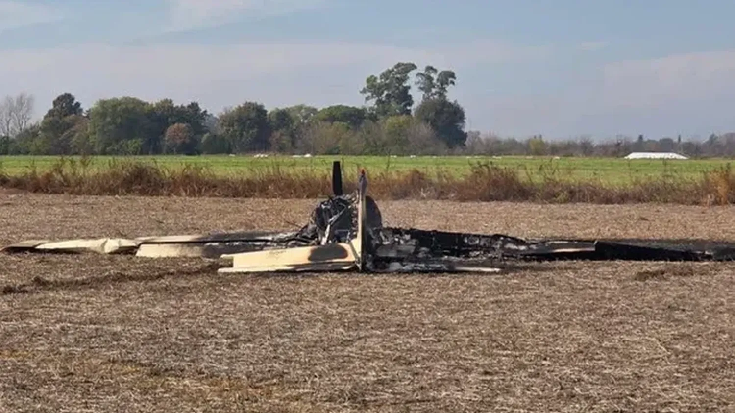 Apareció una avioneta totalmente incendiada en un campo cerca de Pergamino.