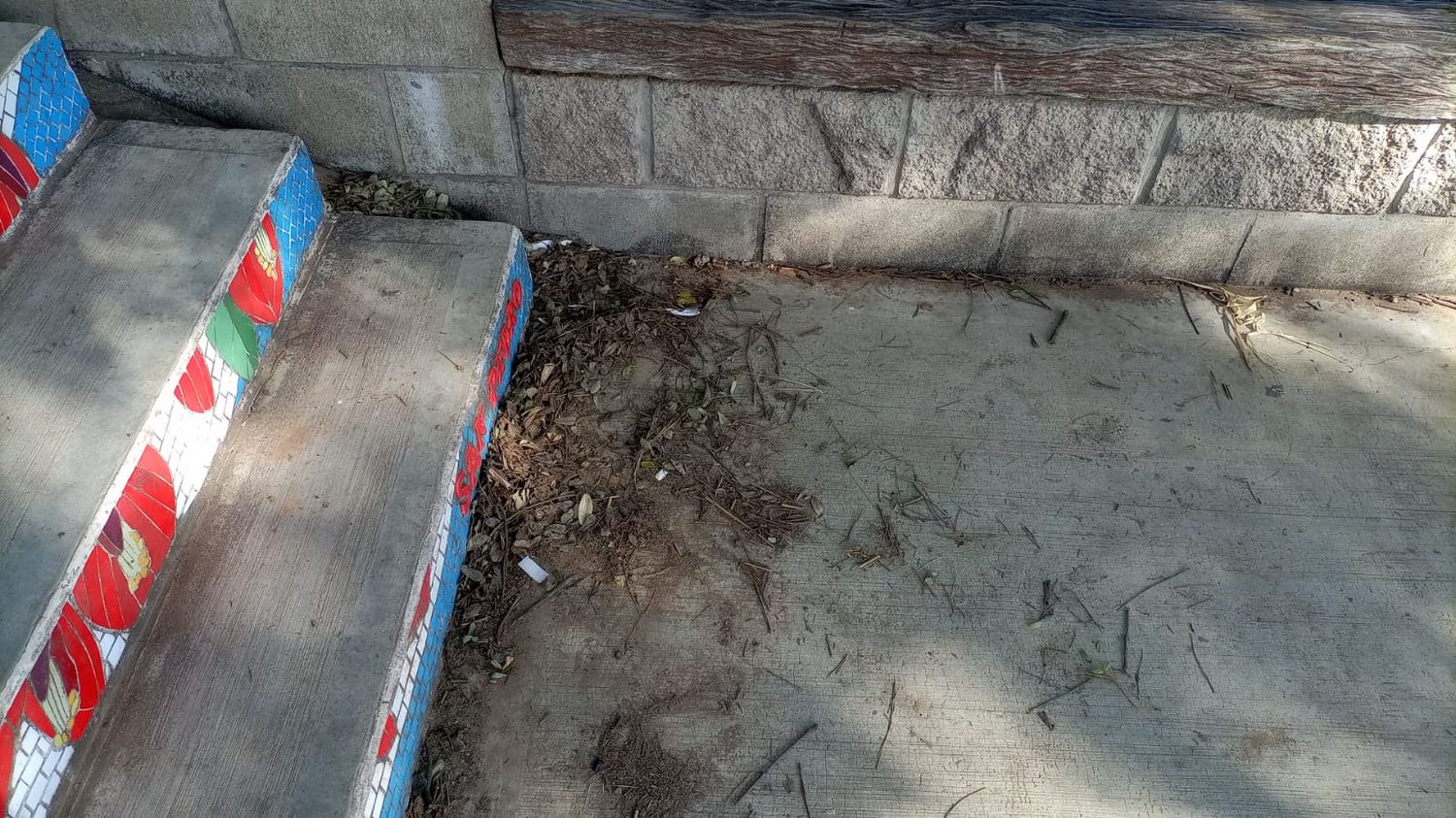 Mucha mugre en la escalera de las flores