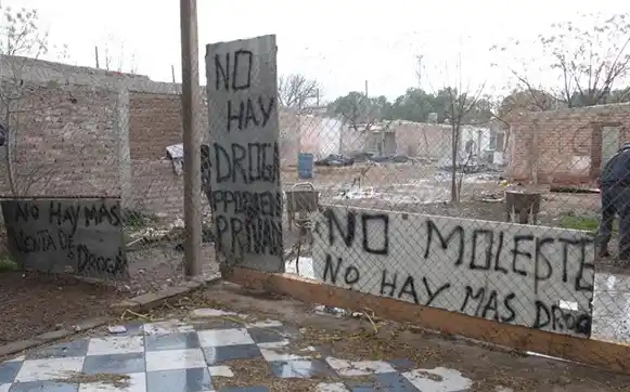 "No hay más droga, no moleste", el cartel del vecino que se cansó 