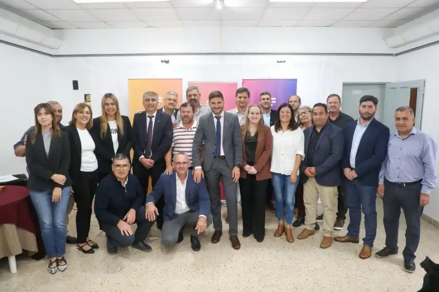 El gobernador en el Departamento San Jerónimo: firma de convenios y entrega de viviendas