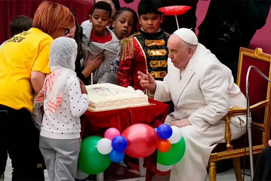 El papa Francisco celebró sus 87 años con los niños del centro pediátrico del Vaticano