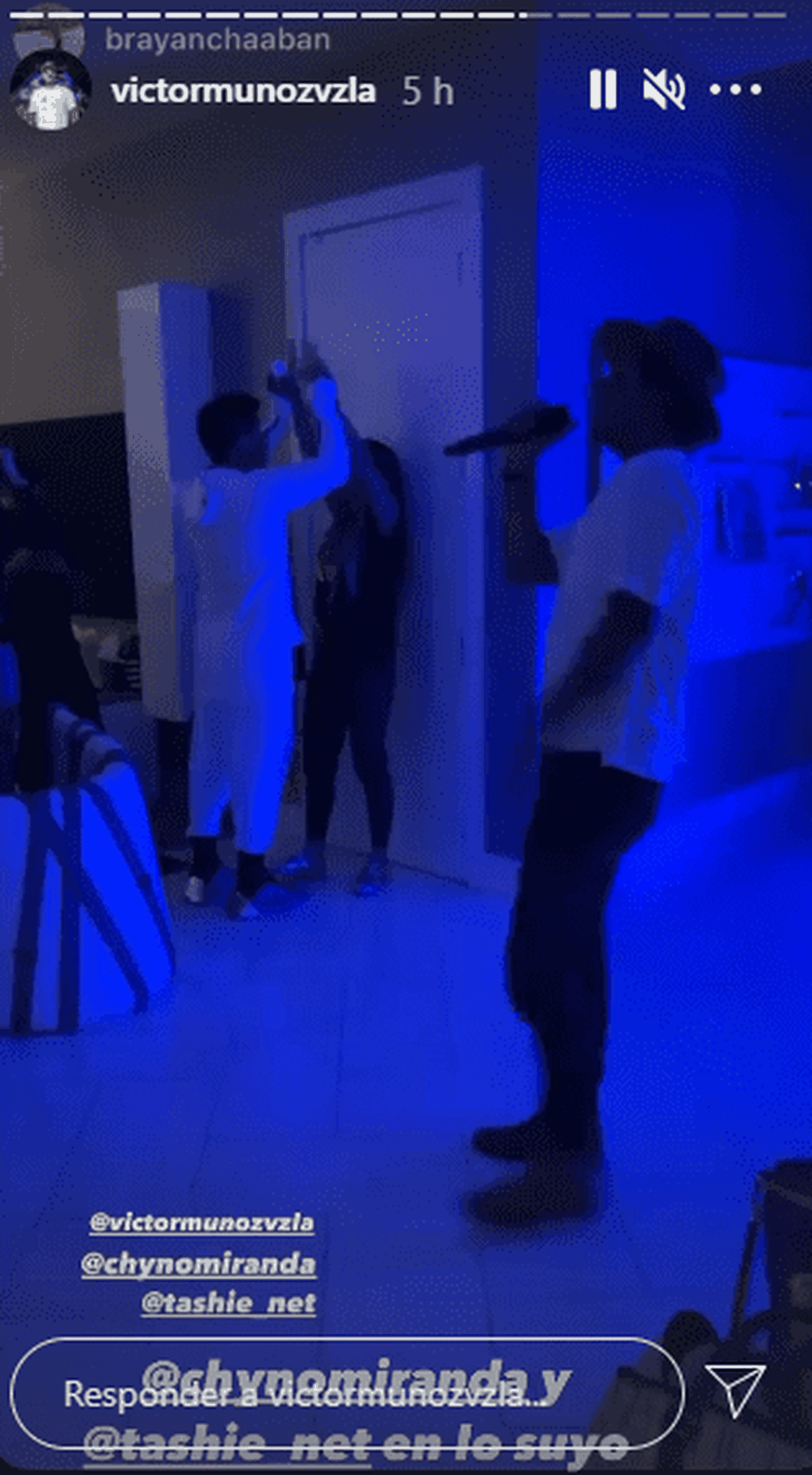 Chyno y su esposa celebran mientras Víctor Muñoz canta. Foto Instagram