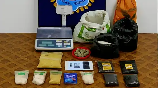 En el allanamiento se incautaron 14 kilos de pólvora y una balanza digital, entre otros elementos.