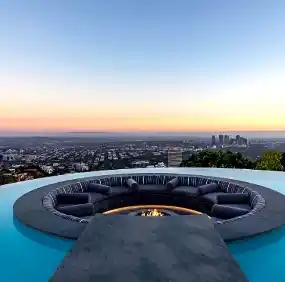 Esta es la vista del patio exterior de la casa de LeBron