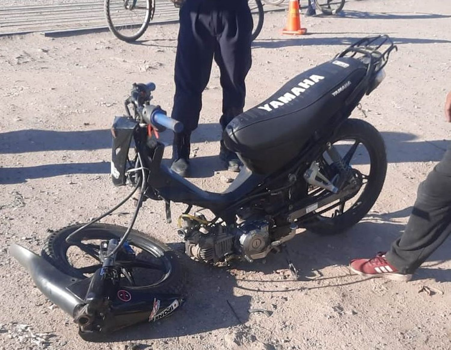 Venado Tuerto: joven herido al romperse la horquilla de su moto cuando cruzaba las vías