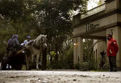 A los cinco tripulantes iraníes del avión de carga en tierra en Argentina desde la semana pasada se les confiscaron temporalmente los pasaportes durante 72 horas adicionales, en espera de una investigación sobre posibles vínculos con la Guardia Revolucionaria de Irán, dijeron funcionarios el lunes.