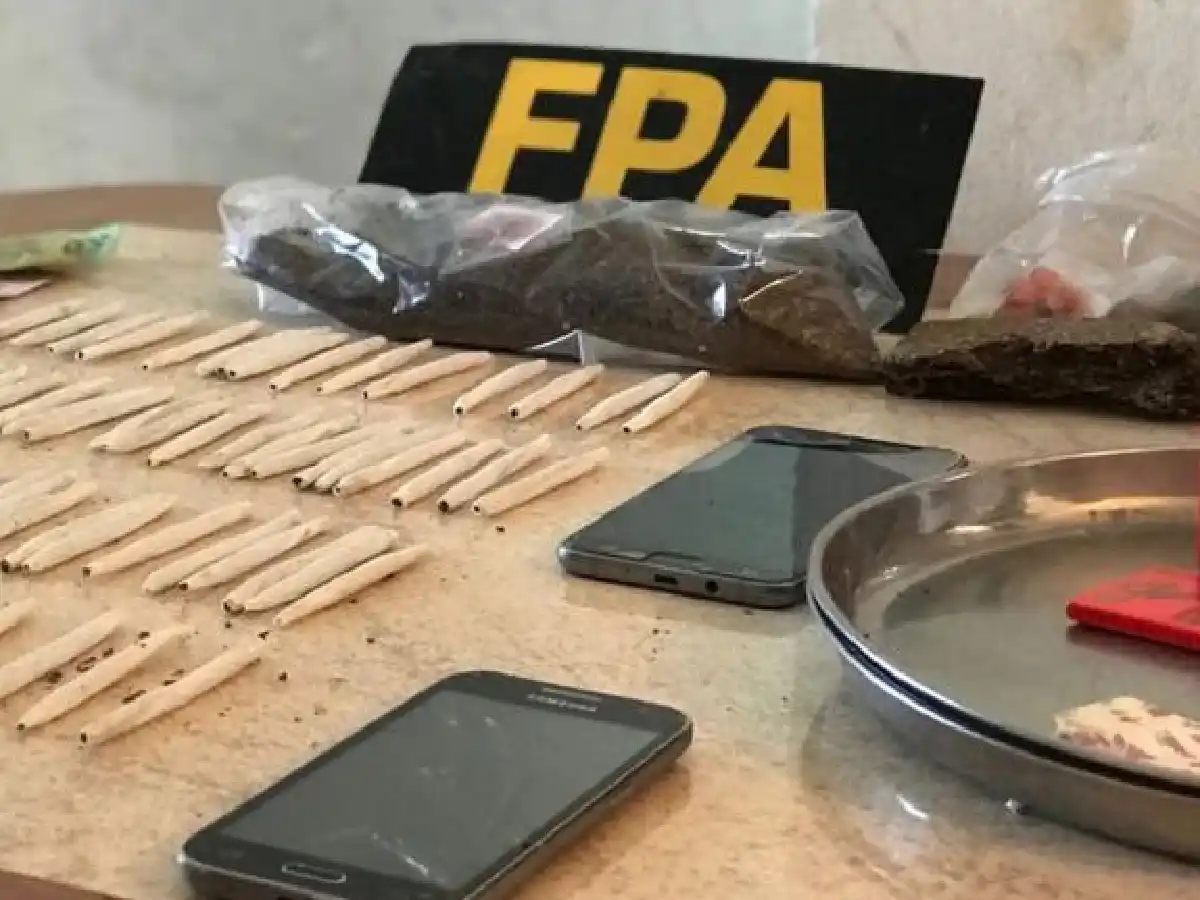 En un procedimiento por drogas hallaron un arma robada de la policía