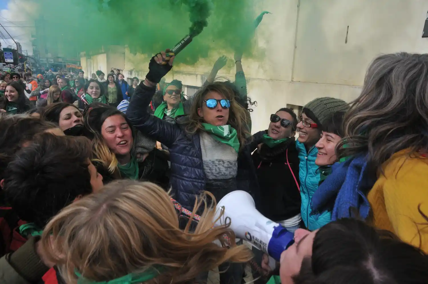 Abrazo simbólico en el Hospital Iturraspe a favor del aborto