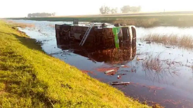 Tragedia en la Autovía a Mar del Plata: Tres muertos al volcar un colectivo