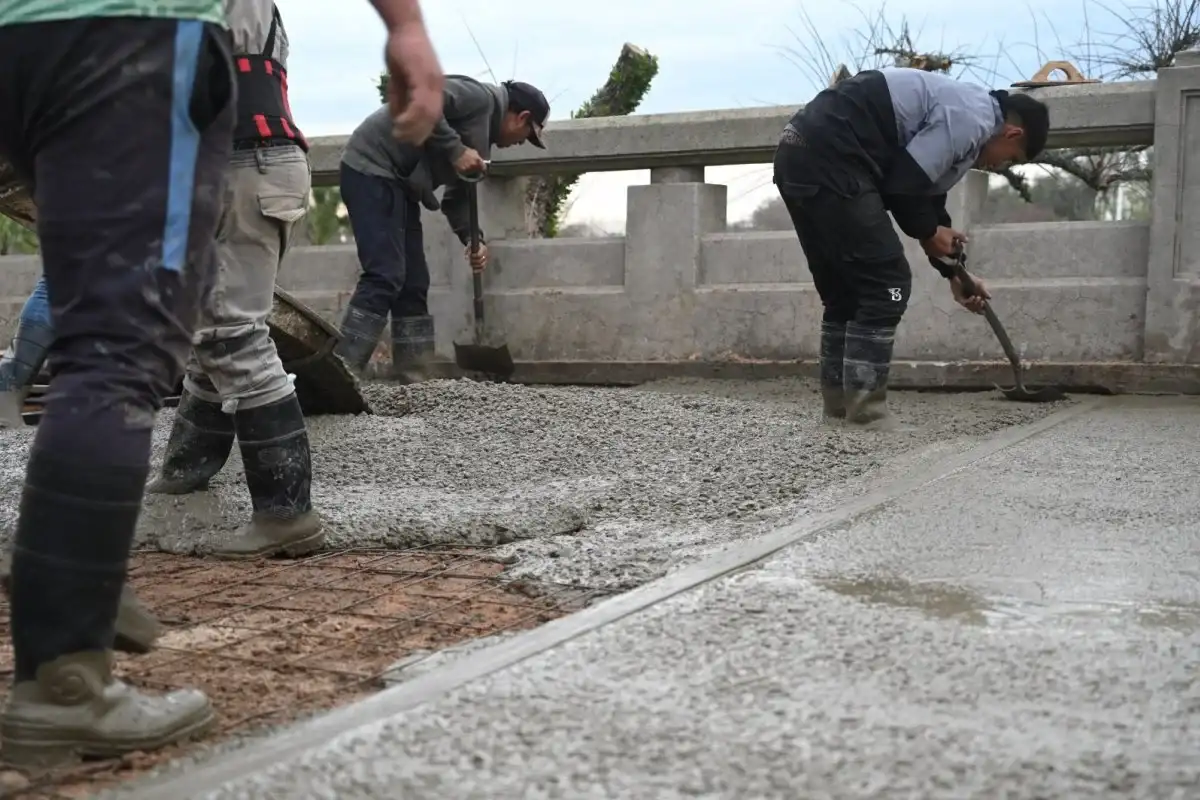 Avanzan las obras de renovación peatonal en la Costanera de la ciudad