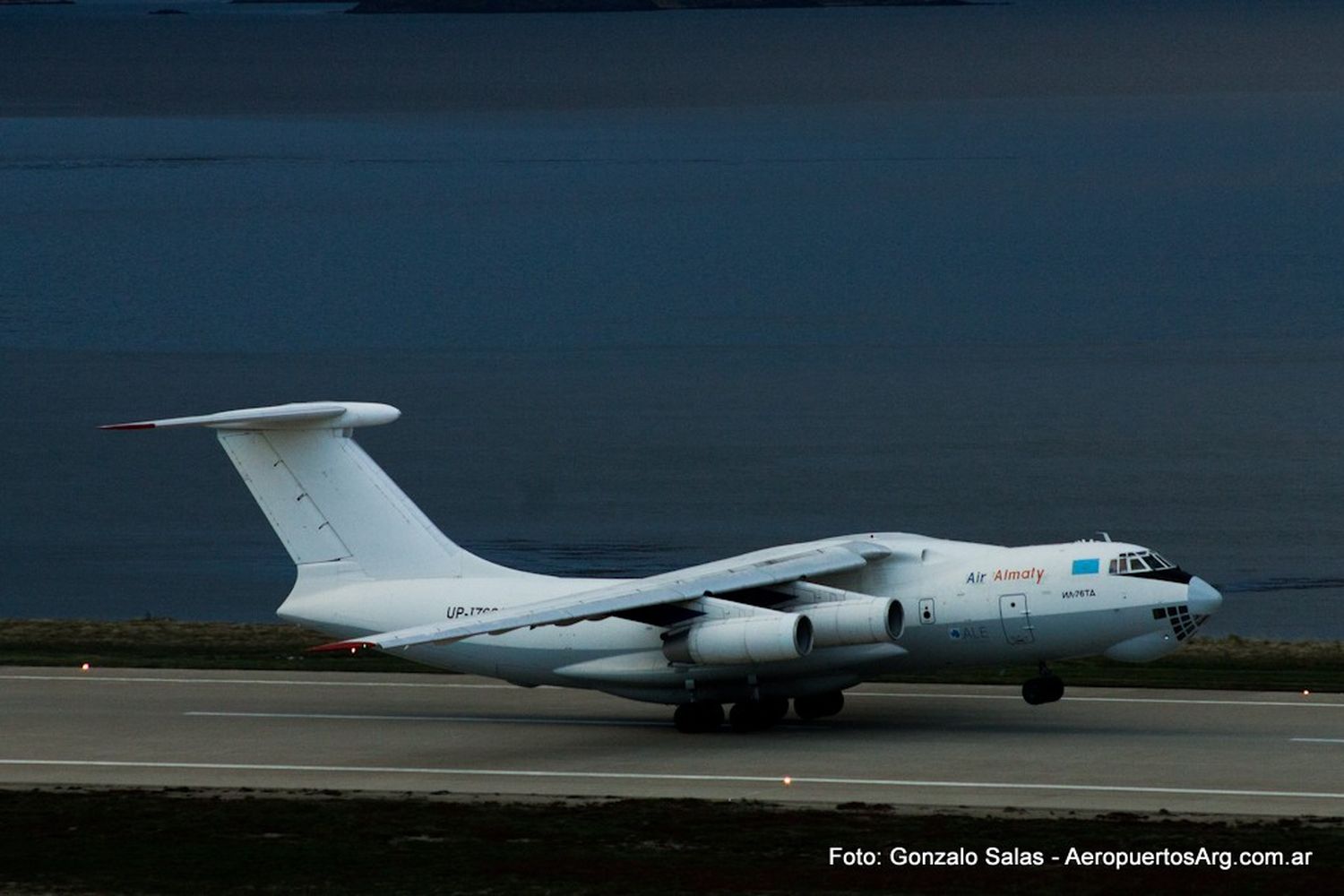 Spotting en Ushuaia: Ilyushin Il-76 de Air Almaty
