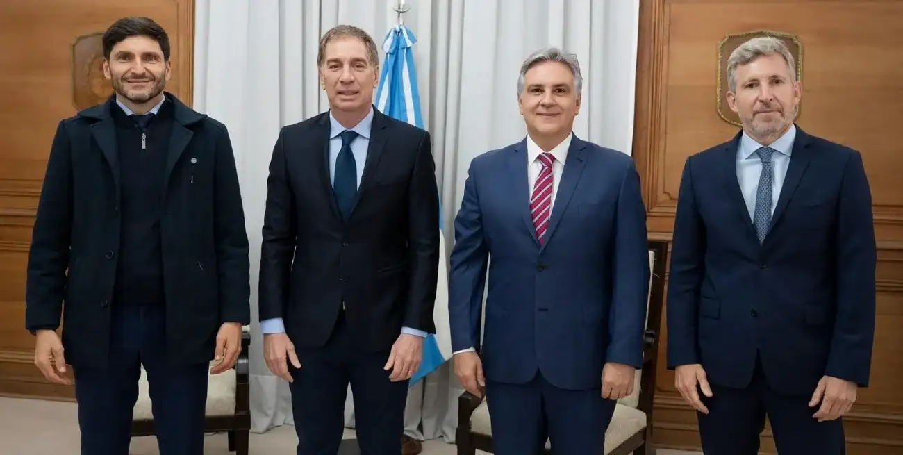Pullaro, Llaryora y Frigerio junto a Santilli durante el encuentro en la Casa Rosada. junto a Santilli durante el encuentro en la Casa Rosada.