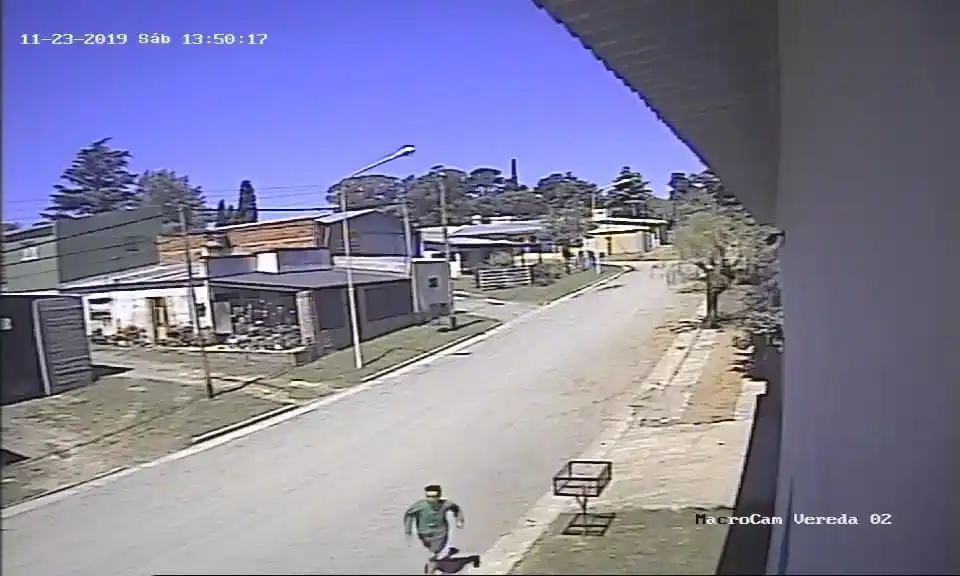 Un delincuente amenazó con golpear a una niña de 4 años para robar un celular