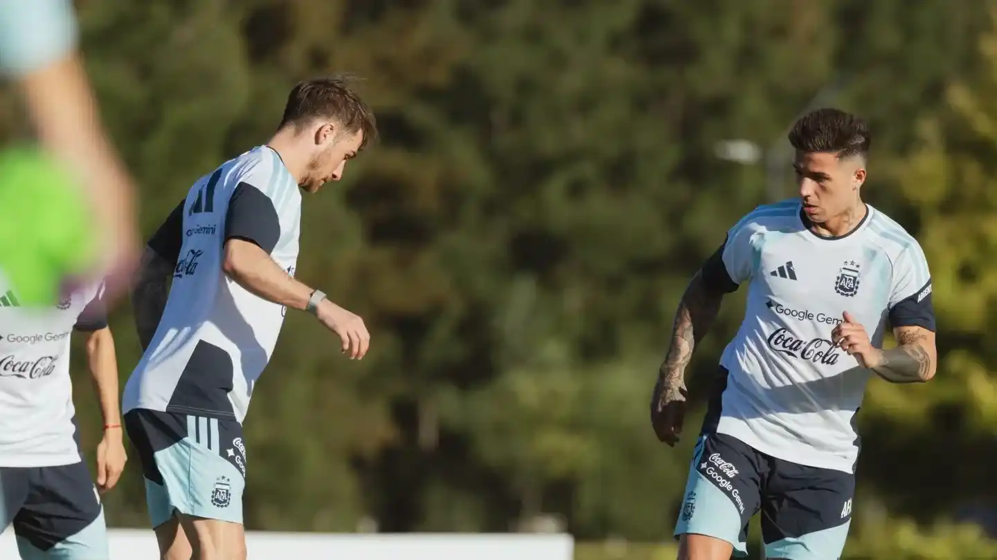 Alexis Mac Allister y Enzo Fernández, dos de los mediocampistas del campeón mundial.